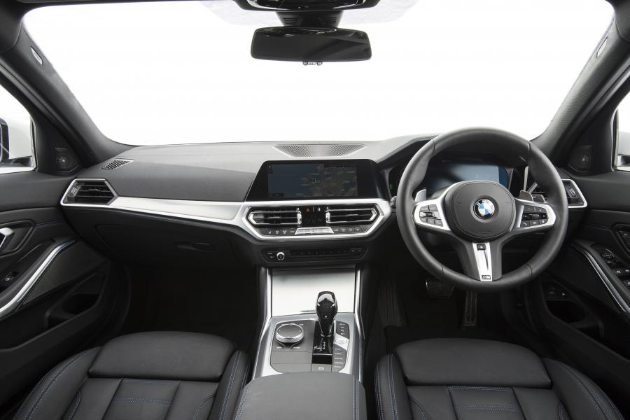 Торпедо BMW 330e M Sport (G20) 2019 года  (UK) (фото 19 из 25)